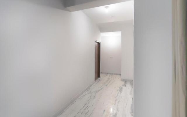 OYO 70483 Silver Grand