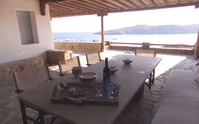 Zeus Seafront Villa