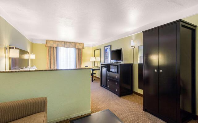 Quality Inn & Suites Gallup I-40 Exit 20