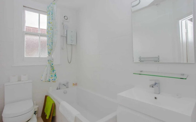 Bright and Airy 3 Bedroom Maisonette in South London