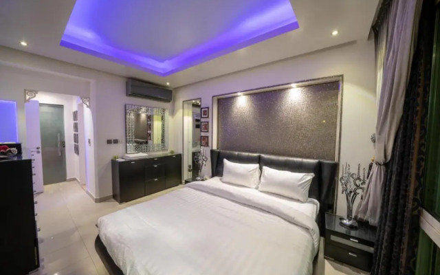 Luxury Three bedroom Apt Al Yasmin