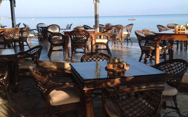 Ninos on the Beach