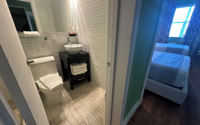 Maxines Dorset Catalina Hotel