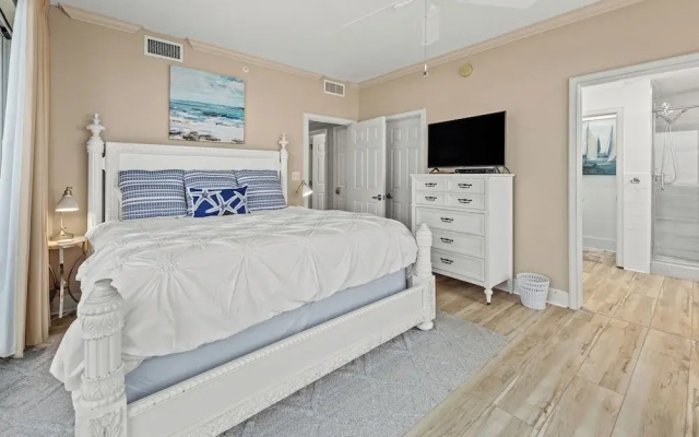 Elegant 4BD 4Ba With Stunning Ocean Views and Direct Beach & Pool Access