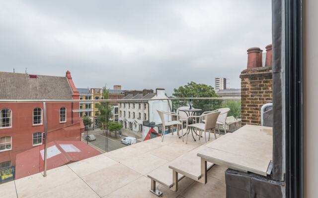 Delightful Dalston Home with Beautiful Balcony