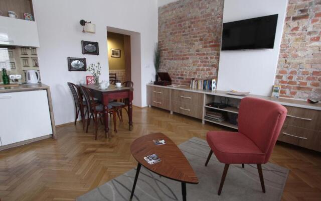 Krakowskie Przedmiescie - Night and Day