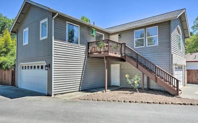 Close to Parks & Brews: Sunny Grants Pass Apt!