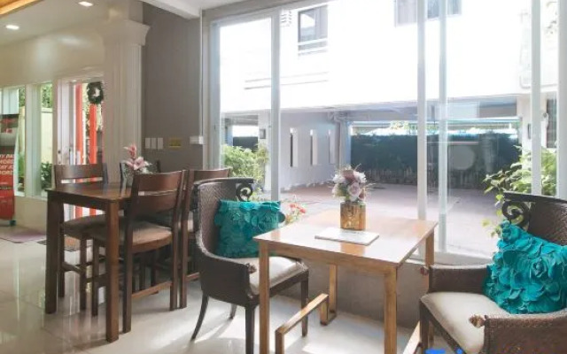 RedDoorz Hostel @ St. Paul Village LapuLapu - Vaccinated Staff