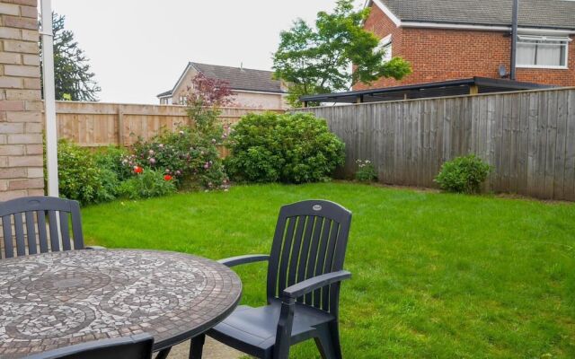 Riverside Retreat - Luxurious 4 Bedroom House
