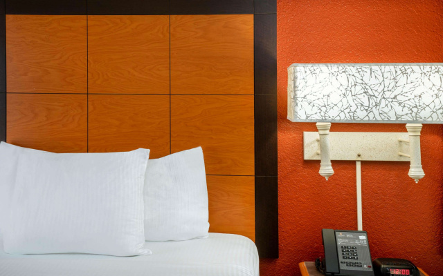 La Quinta Inn & Suites by Wyndham Nashville Airport/Opryland