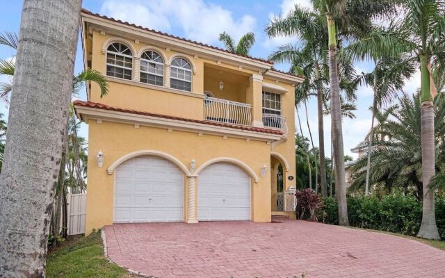 Walk to Beach Spacious Estate with Hot Tub & Game Room