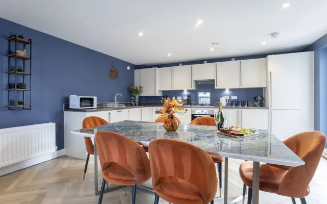 Elliot Oliver - Luxury 3 Bedroom Town Centre Apartment With Parking