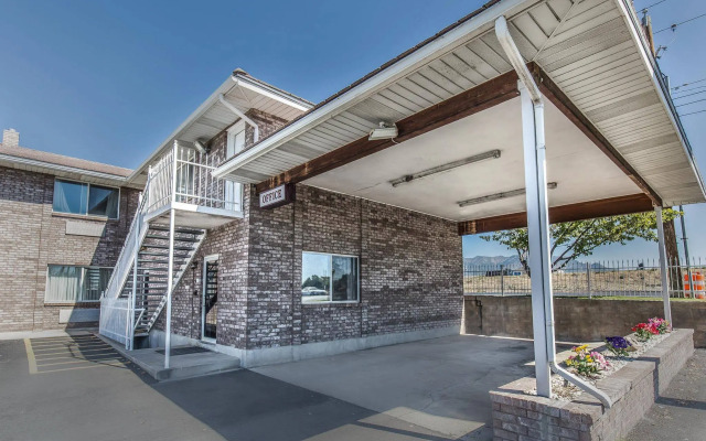 Ameri-Stay Inn & Suites