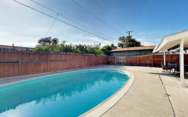 Larry 10631 - 3 Br home by RedAwning