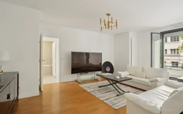 Elegant New Apartment With Balcony in the 16th - M