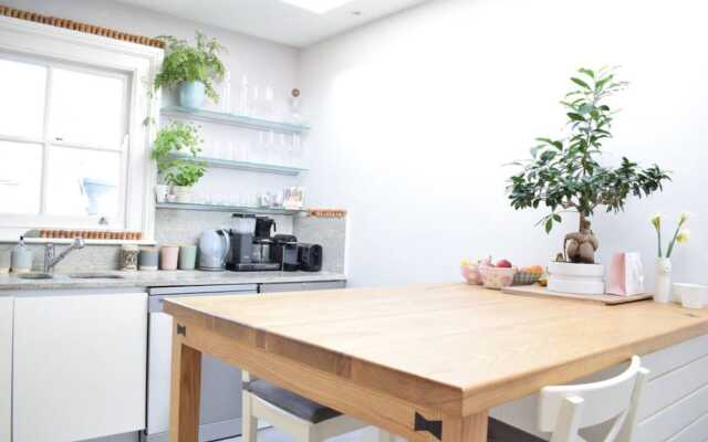 Stunning 2 Bedroom House in Chiswick