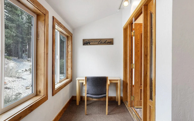 Hall Court Manor - Hot Tub, Pet Friendly, Pool Table!