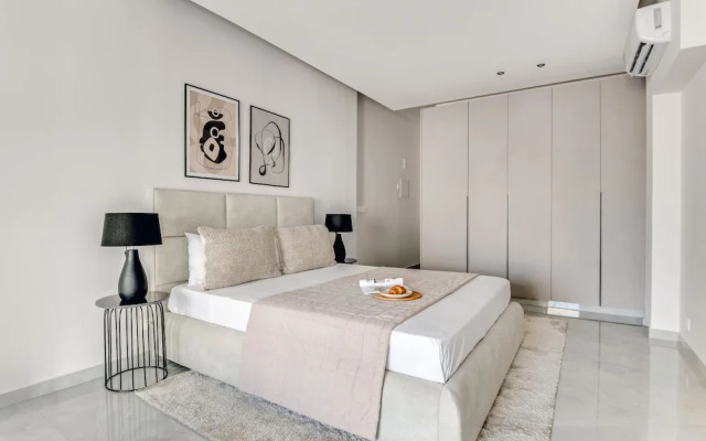 Sanders Crystal - Lovely  2-bdr Apt w Balcony