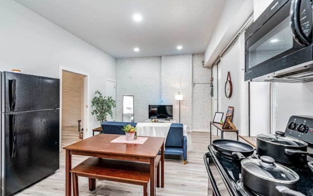 Park Ave Townhome w/parking by CozySuites