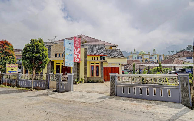 OYO 90504 Rizky Homestay Syariah Palutungan Kuningan