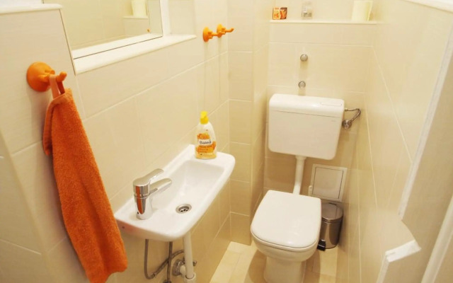 Sunny Studio with balcony in Party District