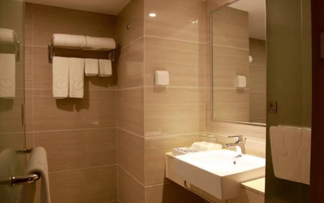 Zhongyi Hotel (Guangzhou Wanda Plaza Lejia Road Metro Station Branch)