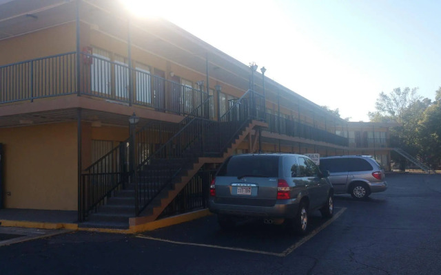 Econo Lodge Inn & Suites