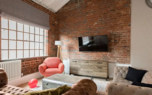 The Warehouse Loft - Trendy Converted Warehouse 3bdr