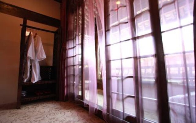 Lijiang Yunjin Yaju Courtyard Hotel