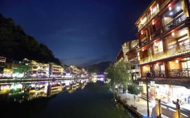 Phoenix flower trail river view Homestay