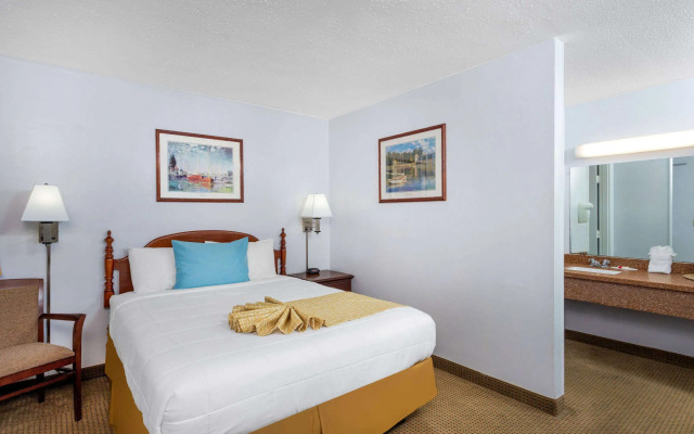 Travelodge by Wyndham Cape Cod Area