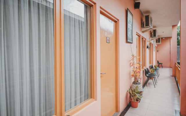 RedDoorz near Plaza Ambarukmo – Guest Rooms – Sleman