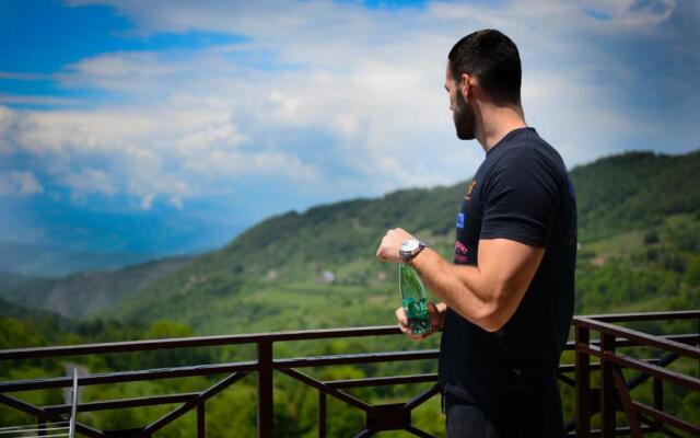 Above the Valley P86 - Milmari Resort
