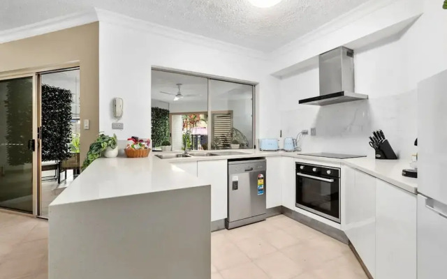 Reef Apartment Cairns - 4 Pools Resort BBQ