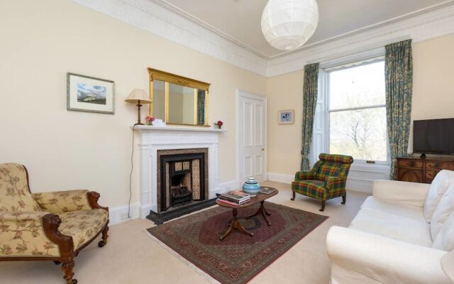 Lovely New Town 2 Bedroom Flat With Fireplace
