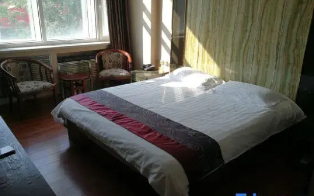 Ruiquanju Business Hotel (Qiqihar First Hospital Longsha Park Branch)