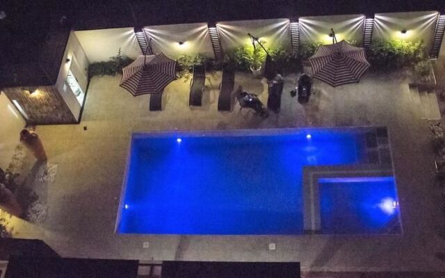 Earl Heights Suites Hotel