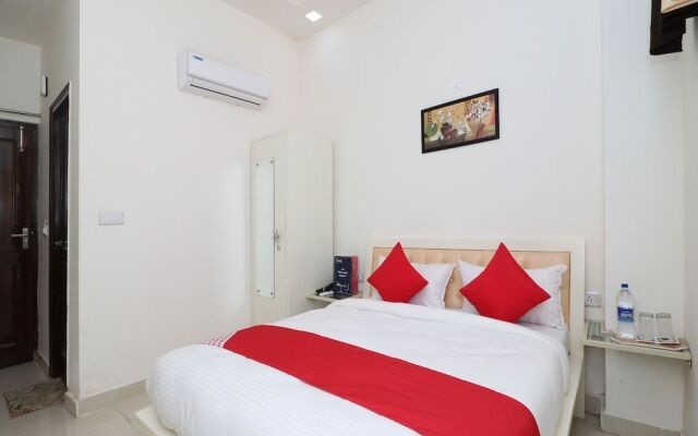 OYO 13406 Hotel Golden Leaf