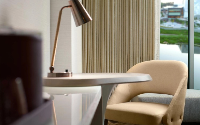 Omni Viking Lakes Hotel