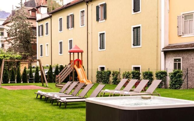 Flora Hotel & Suites
