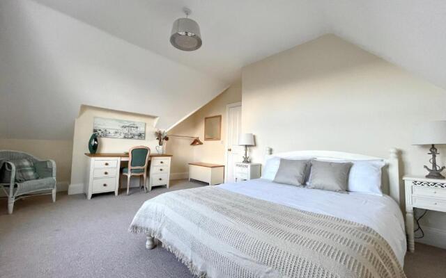 Regal Retreat Modern 2 bed apartment 400m from sea