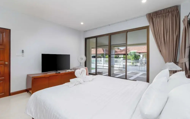 Poolside 3BR for Relaxed Stays V278