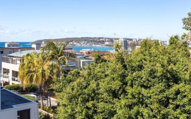Beachside Apartment with Stunning Views & Parking