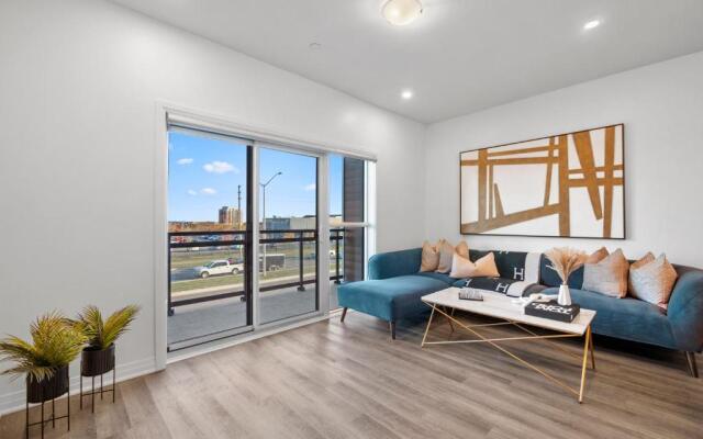 Stylish 3Br + Study Condo - Oakville