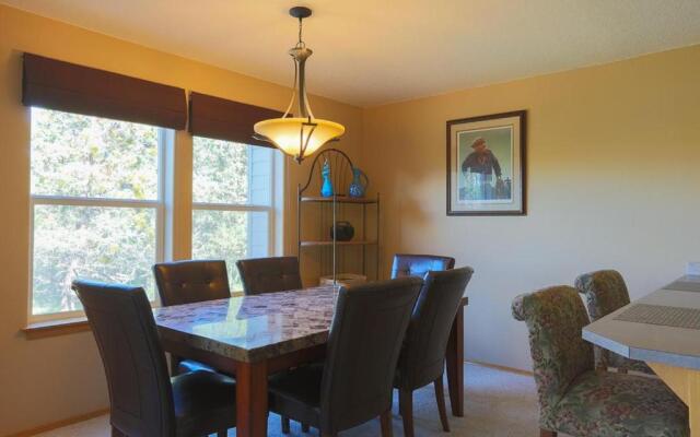 Quiet River *30 Day Minimum 4 Bedroom Townhouse by RedAwning