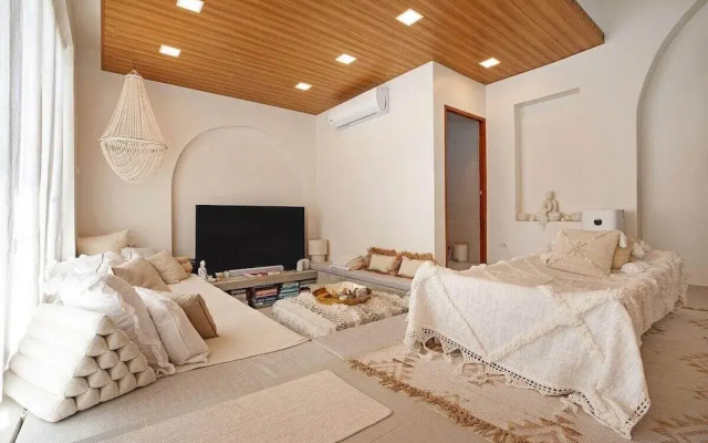 Mediterranean-Asian 3BR Villa Cristina