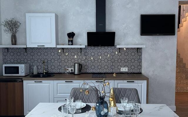 Lunniy House