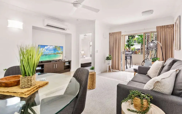 Lux Apartment Cairns - 9 Pools BBQ Gym