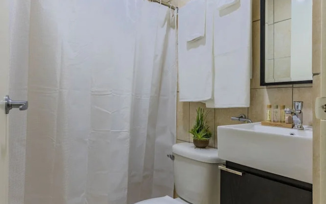 2 Queen Studio w Pool BBQ Hotwater Close 2 Beach