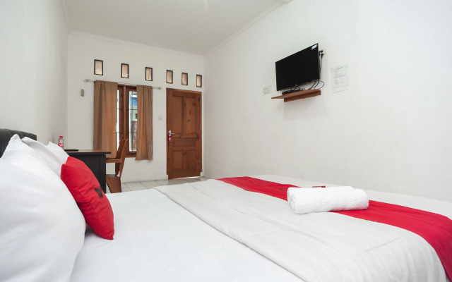 RedDoorz Syariah Plus near Jatiwarna Toll Gate